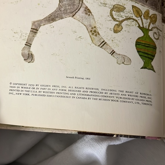 The Golden Treasury of Myths and Legends A Giant Golden Book De Luxe Edition - Picture 6 of 10